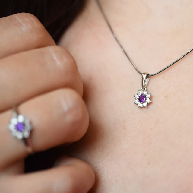 Ukázka ametystových šperků a jejich symbolika