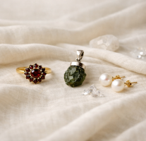 Nový rok, nová energie: Jak vybrat šperk, který Vás provede rokem 2026?