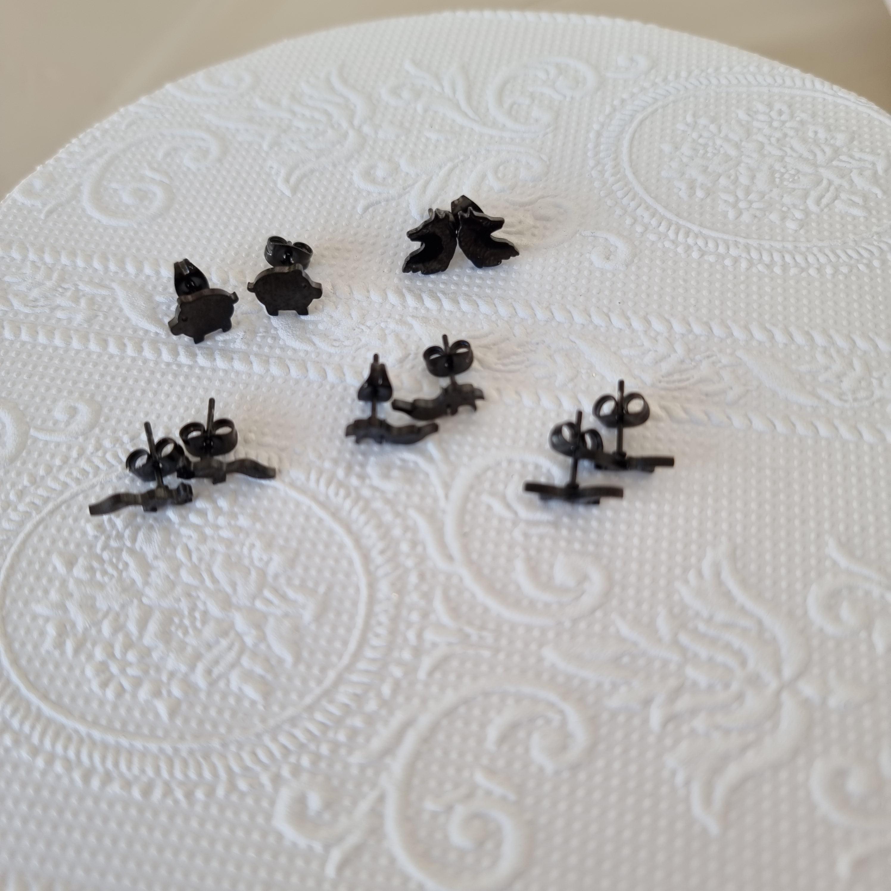 Levně Náušnice se zvířátky Black Animals, Papoušek