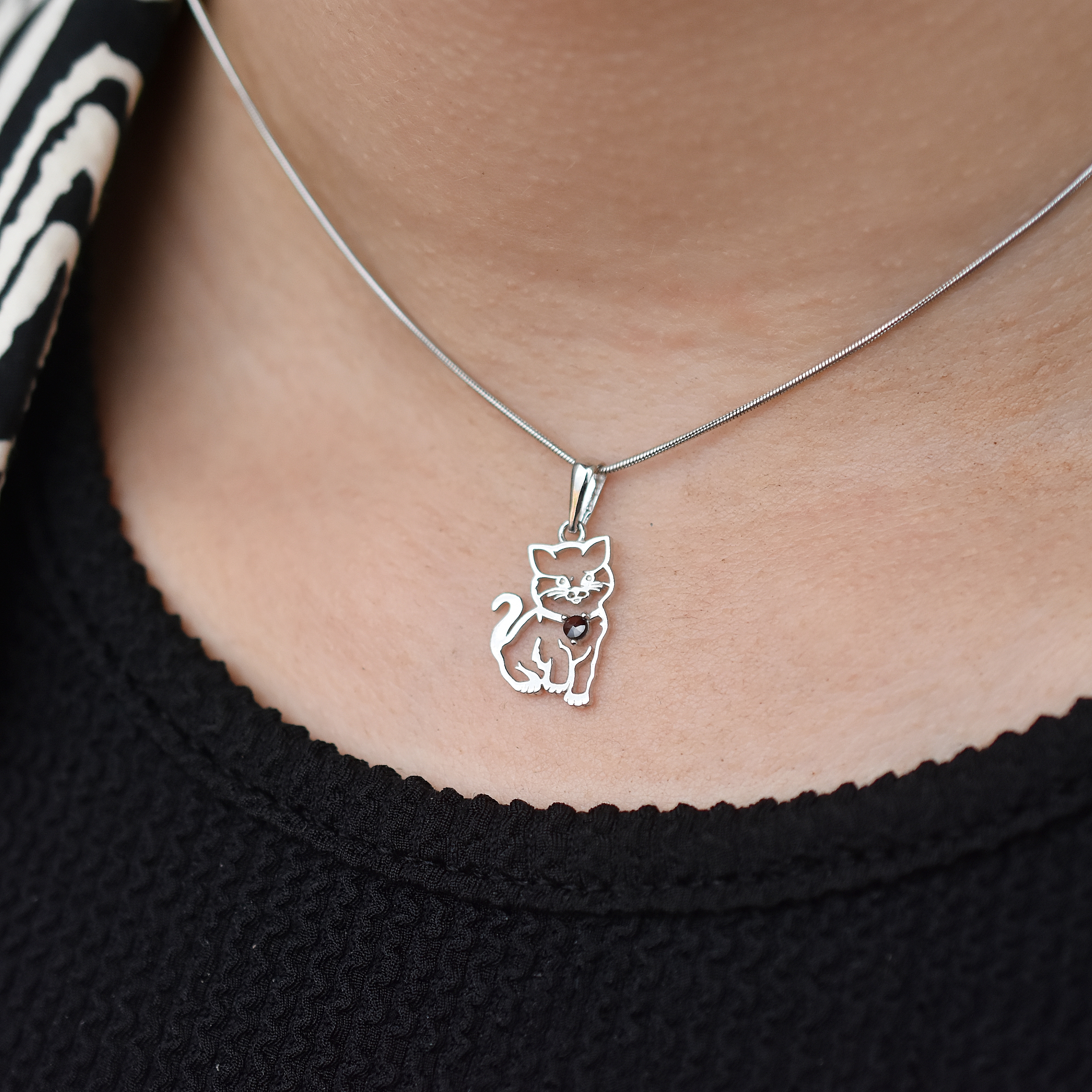 Stříbrný přívěšek kočka Lollien, Granát