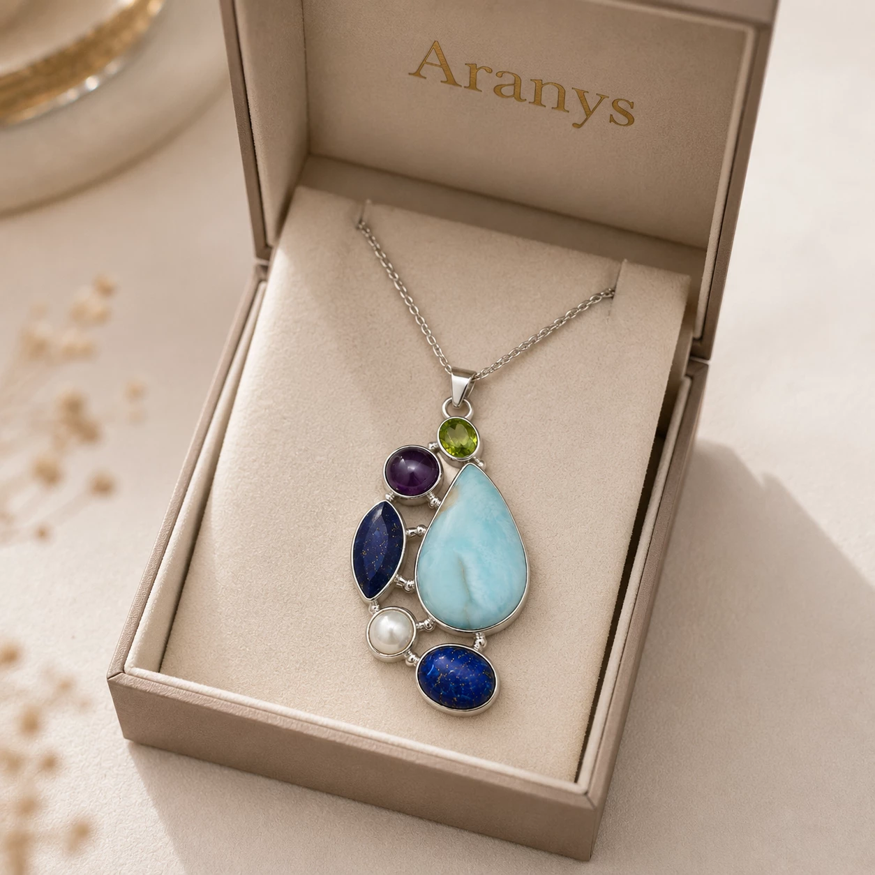 Stříbrný přívěsek s larimarem, ametystem, safírem, lapis lazuli, olivínem a říční perlou Auroria