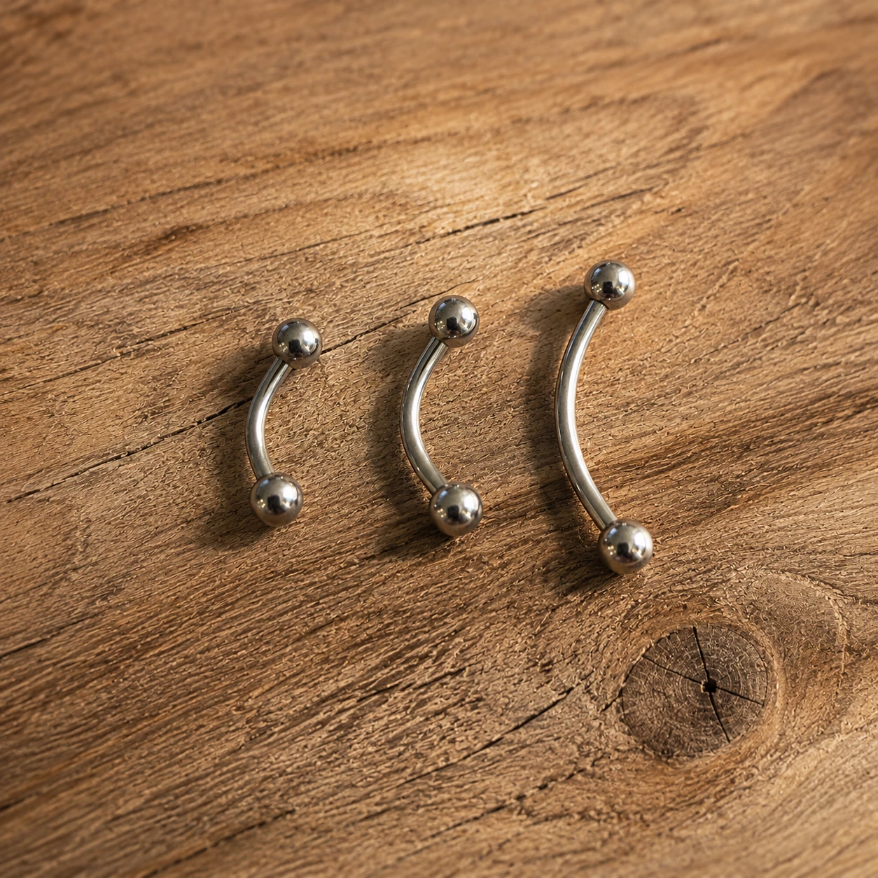 Ocelový piercing do obočí kulička