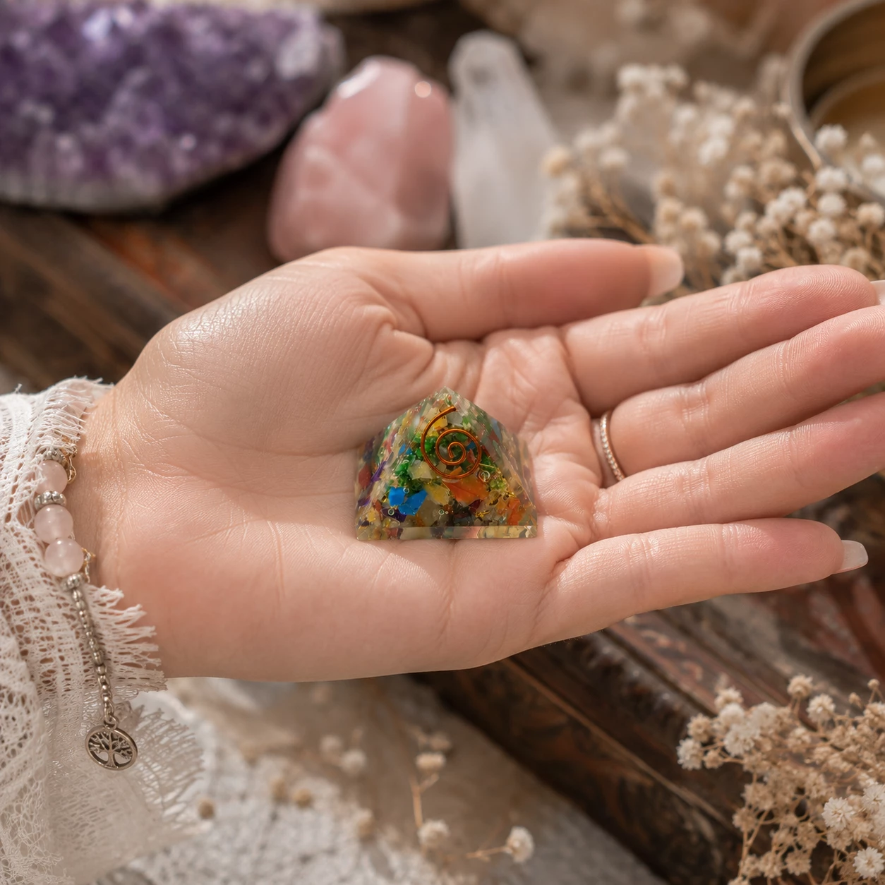 Minerální pyramida z orgonitu Transformace