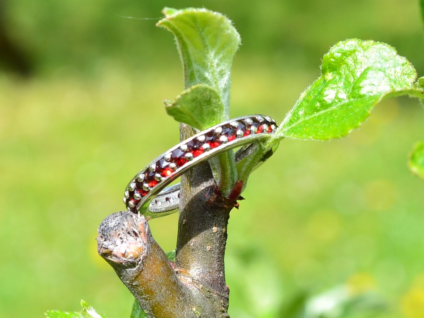 Stříbrný prsten s českým granátem Granella Rhodiování