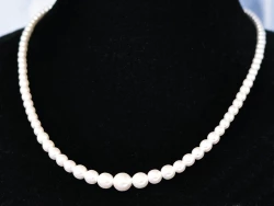 Perličkový náhrdelník bílý
