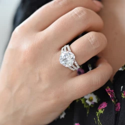 Luxusní prsten s velkým zirkonem