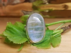 Stříbrný prsten ovál měsíční kámen
