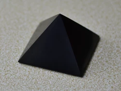 Šungitová pyramida 8 x 8 cm