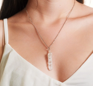 Ručně vyrobený přívěsek s křišťálem Virral