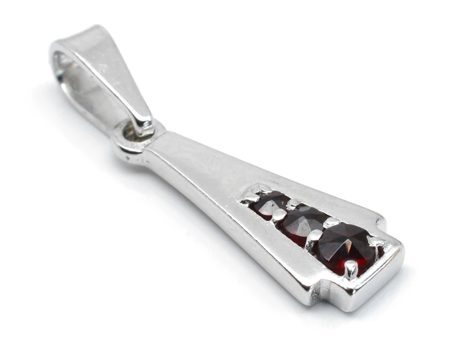 Stříbrný přívěsek s českým granátem Daile