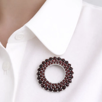 Stříbrná brož Kruh s českým granátem