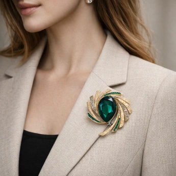 Luxusní brož Greene – zlatá se zelenými zirkony