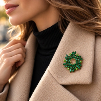 Brož Zelený věnec s krystaly Swarovski