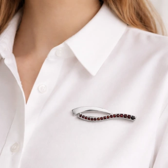 Stříbrná brož Vlna s českým granátem