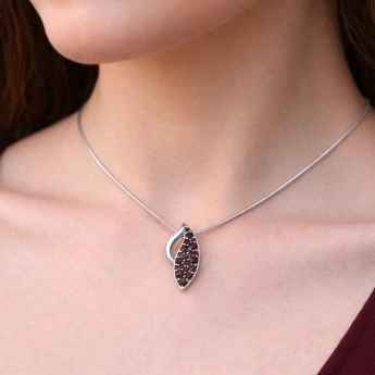 Stříbrný přívěsek s českým granátem Claura