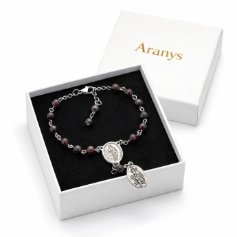 Ocelový náramek s granátem a medailonky Kryštof