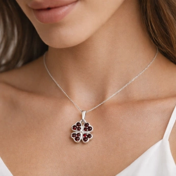 Stříbrný přívěsek čtyřlístek s českým granátem Kaja