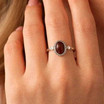 Stříbrný prsten s oválným karneolem Carnea