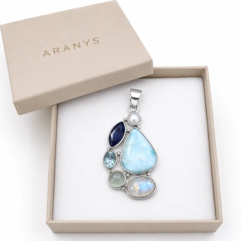 Stříbrný přívěsek s larimarem, měsíčním kamenem, ametystem a lapis lazuli Sloane