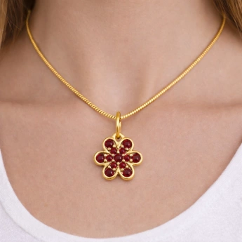 Stříbrný přívěsek kytička s českým granátem Ellie