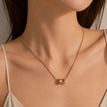 Ocelový zlacený náhrdelník Essence