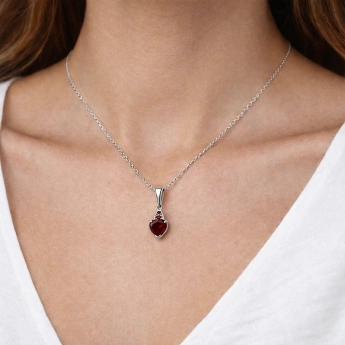 Stříbrný přívěsek s českým granátem Goddess