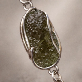 Stříbrný náramek s vltavínem