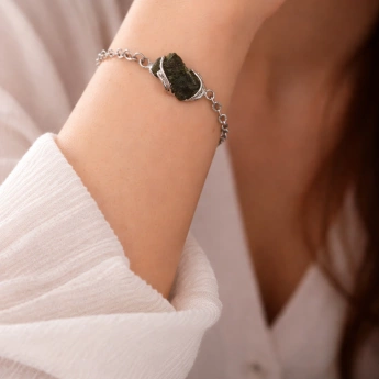 Stříbrný náramek se surovým vltavínem