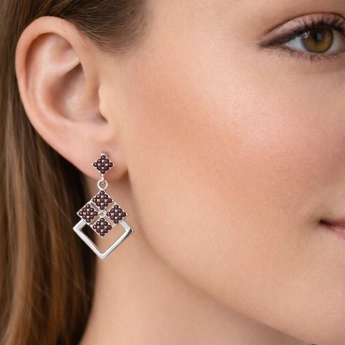 Stříbrné náušnice s českým granátem Quadria