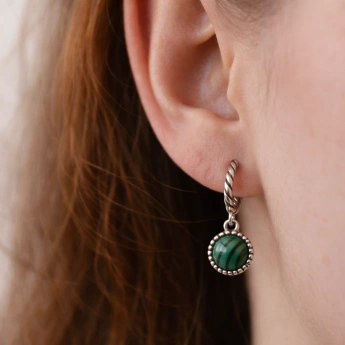 Stříbrné náušnice s přírodním malachitem – kruhy Plér