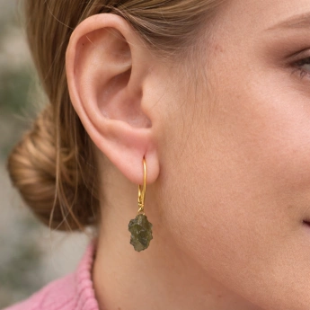 Stříbrné zlacené náušnice se surovým vltavínem Velra 2 g