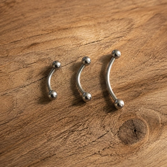 Ocelový piercing do obočí kulička