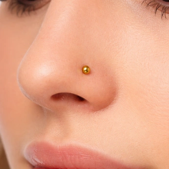 Ocelový zlacený piercing do nosu kulička