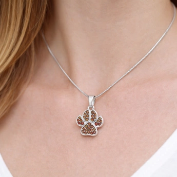 Stříbrný přívěsek tlapka s českým granátem Pawie