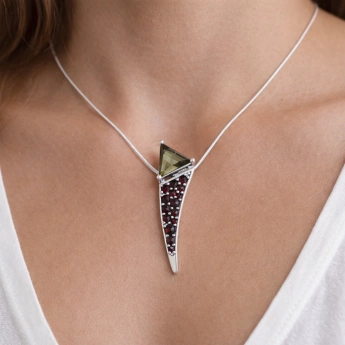 Stříbrný přívěsek s vltavínem a českým granátem Isadora