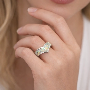 Stříbrný prsten s bílým opálem Auriela