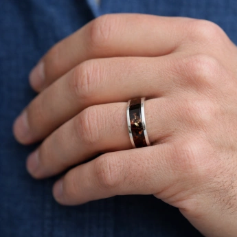 Stříbrný snubní prsten s jantarem Exkluziv