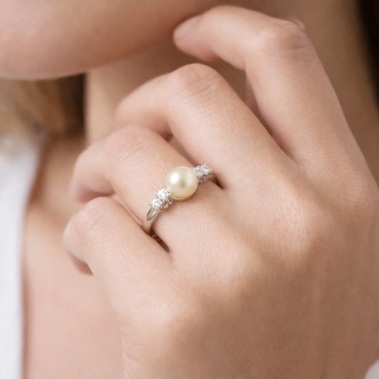 Stříbrný prsten s perlou a zirkony Marina