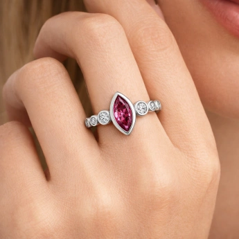 Stříbrný prsten se zirkony a rhodolitem Zossie