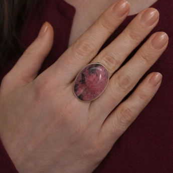 Stříbrný prsten s oválným rodonitem Rhodina