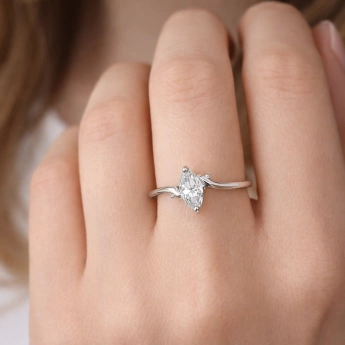 Stříbrný prsten s oválným zirkonem Eloria