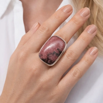 Stříbrný prsten s obdélníkovým rodonitem Rhodina