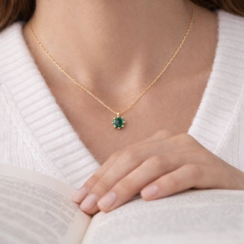 Smaragdový přívěsek ve zlaceném provedení