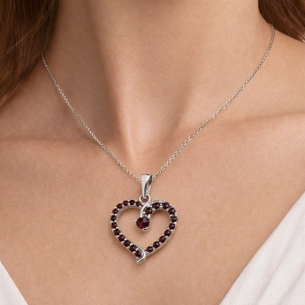 Stříbrný přívěsek srdce s granátem nebo vltavínem Amora
