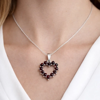 Stříbrný přívěsek s českým granátem Heartbeat