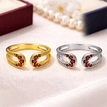 Stříbrný roztahovací prsten s českým granátem