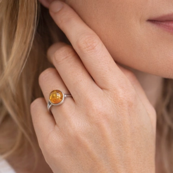 Stříbrný prsten s přírodním jantarem – medový kámen
