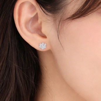 Stříbrné náušnice Tlapka se zirkony – jemný třpyt pro milovníky zvířat