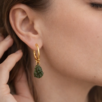 Stříbrné zlacené náušnice se surovým vltavínem Velra 4,5 g