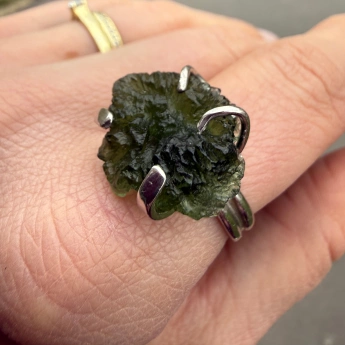 Stříbrný prsten se surovým vltavínem Rawa